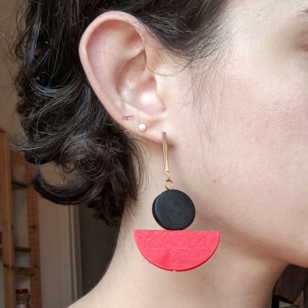 ❌SOLD❌Geometric Wood Red & Black Shape Earrings - Picture 4 of 4